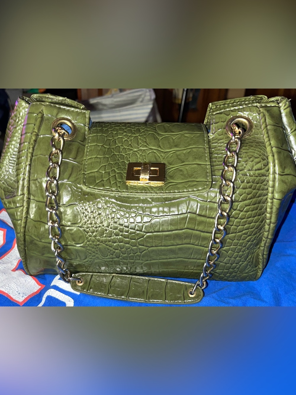 Isaac Mizrahi EUC Olive Green Croc-Embossed Shoulder Bag with Gold Hardware